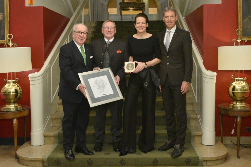 Dr. Caroline von Kretschmann mit der 66. Brillat Savarin-Plakette ...